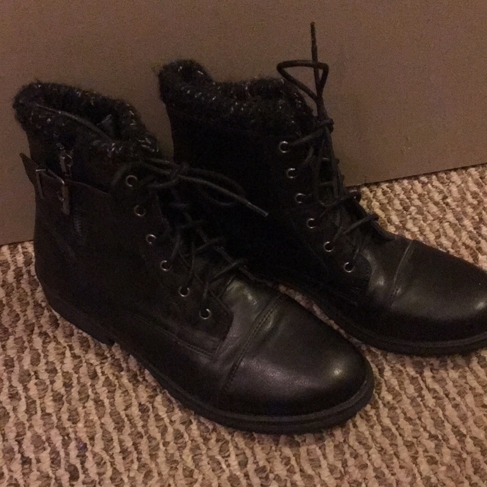 r2 Black boots